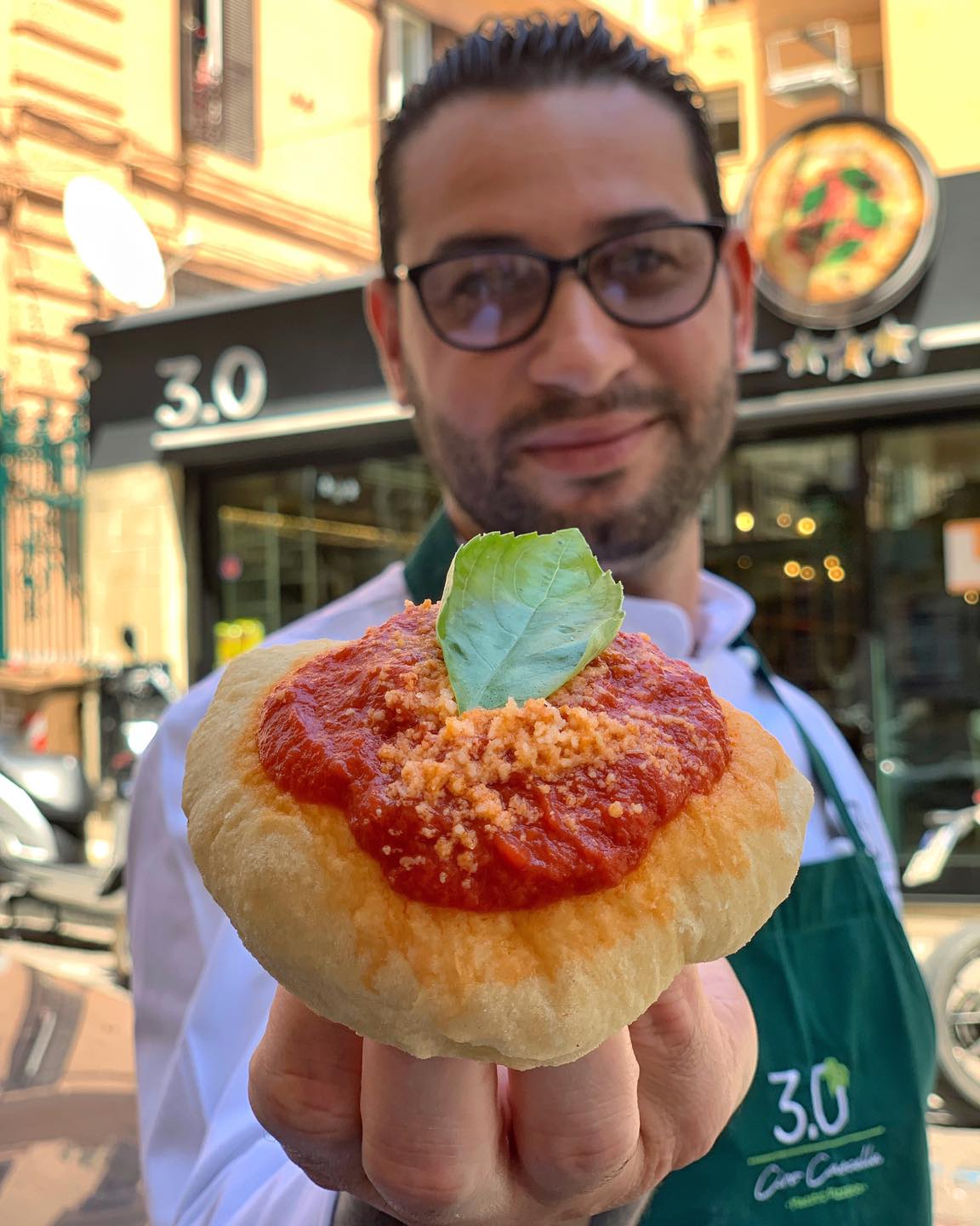 Ciro Cascella a Napoli con la sua pizza contemporanea su grandichef.com per la serie “grandi pizzaioli”.