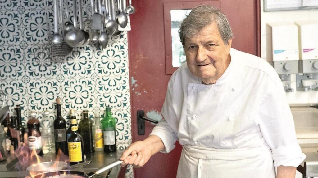 Moreno Grossi, lo chef che a 85 anni nel suo ristorante registra su Tik Tok e cucina ancora da favola