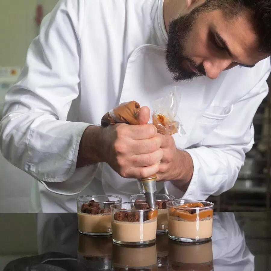 Il maître pâtissier (maestro pasticciere) o pastry chef che dona dolcezza ad ogni occasione